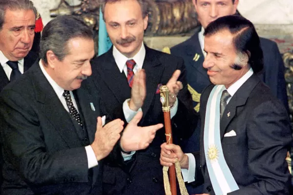En una Argentina en crisis, Menem asumía hace casi 30 años su primera presidencia