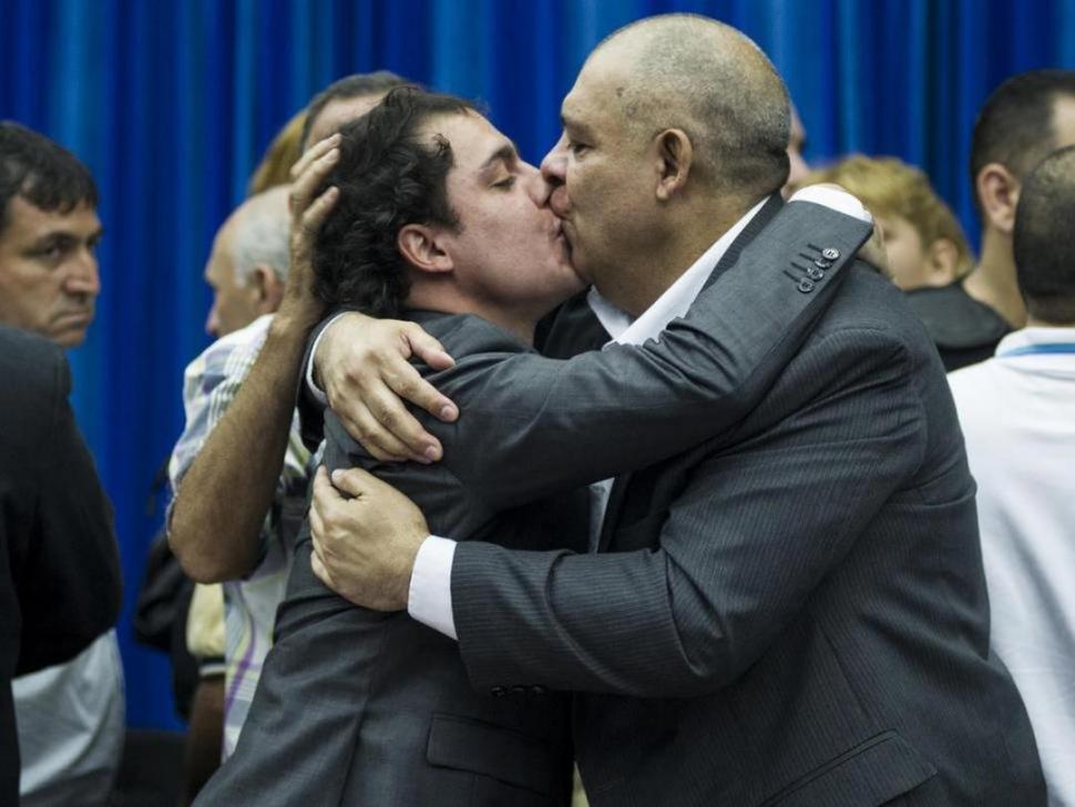 SALUDO FAMILIAR. El hijo del “Mono” lo besa durante el juicio a los Ale. la gaceta / foto de jorge olmos sgrosso