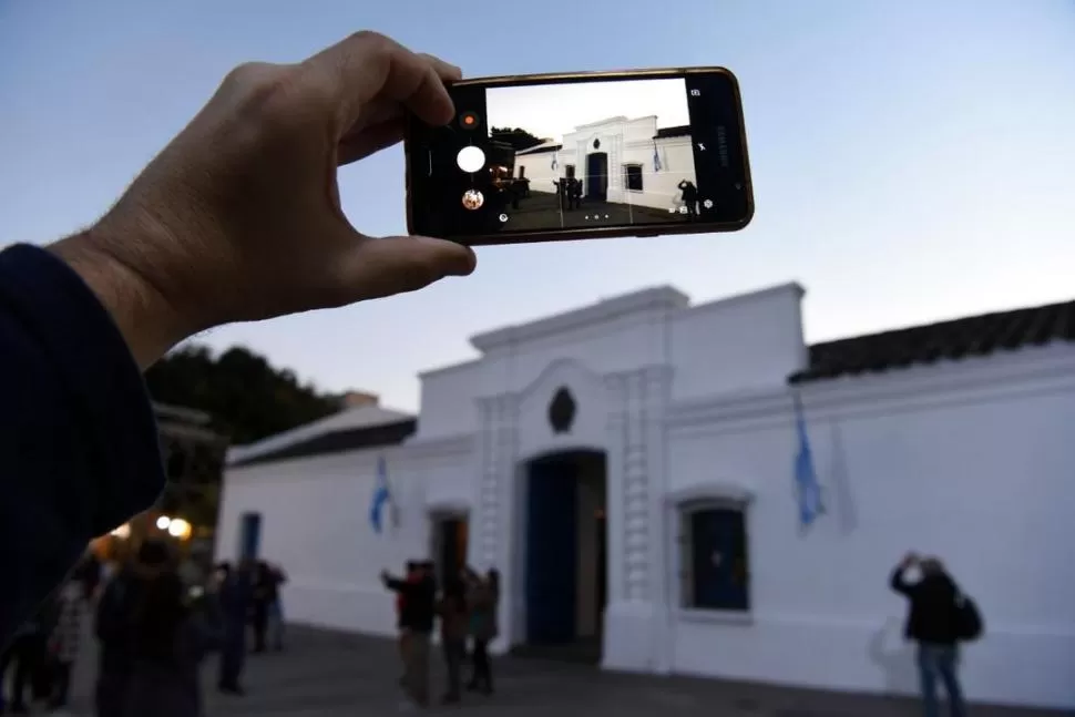 INVASIÓN DE TURISTAS. Visitantes de distintos lugares del país llegaron a la Provincia y pasaron por la Casa Histórica. la gaceta / fotos de diego aráoz