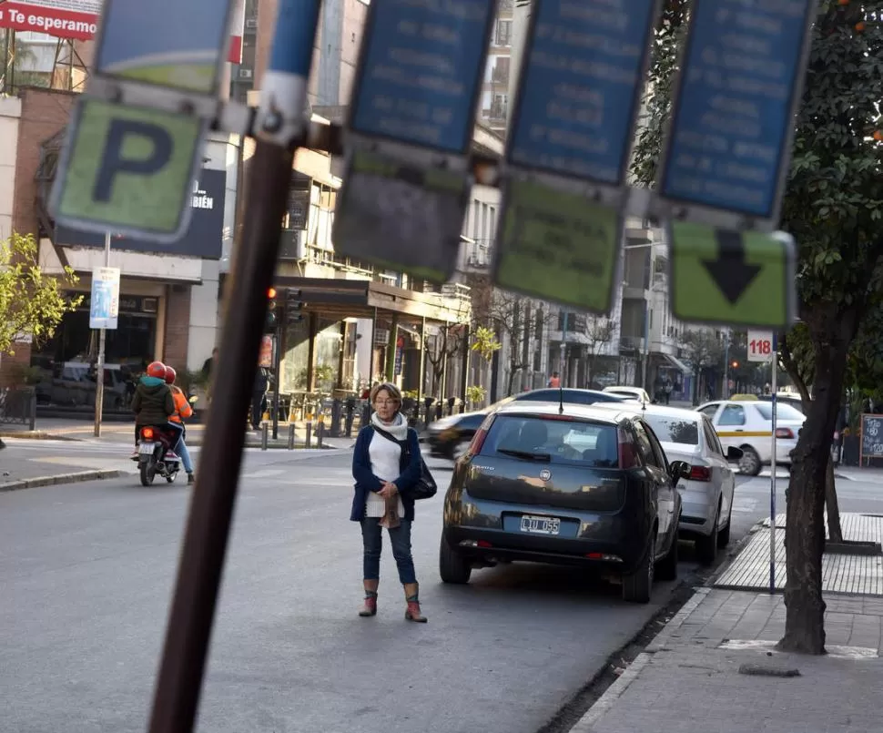 ESPERA EN VANO. María Cecila Torres aguardó durante casi una hora el arribo del colectivo para ir a Yerba Buena sin saber que se mantiene la huelga. LA GACETA / FOTO DE DIEGO ARÁOZ