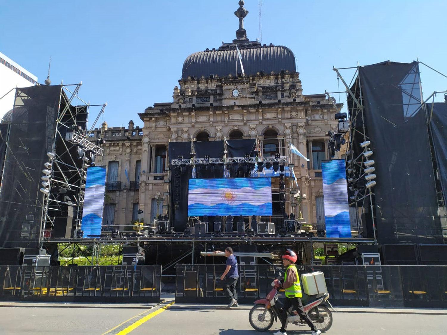 GIGANTE. El enorme escenario cubre en parte la fachada de Casa de Gobierno.