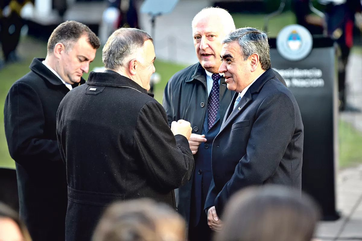 Gestos distendidos... un mes después  Ayer se cumplió un mes de los comicios provinciales. Osvaldo Jaldo cruzó chanzas con sus adversarios Germán Alfaro, José Ascárate y Raúl Albarracín.