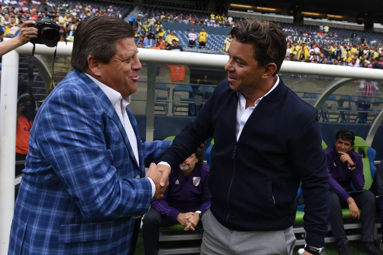 Marcelo Gallardo, en la foto junto a Miguel Herrera (DT del AMérica de México), quiere sumar un defensor. (FOTO TOMADA DE PRENSA CLUB ATLÉTICO RIVER PLATE)