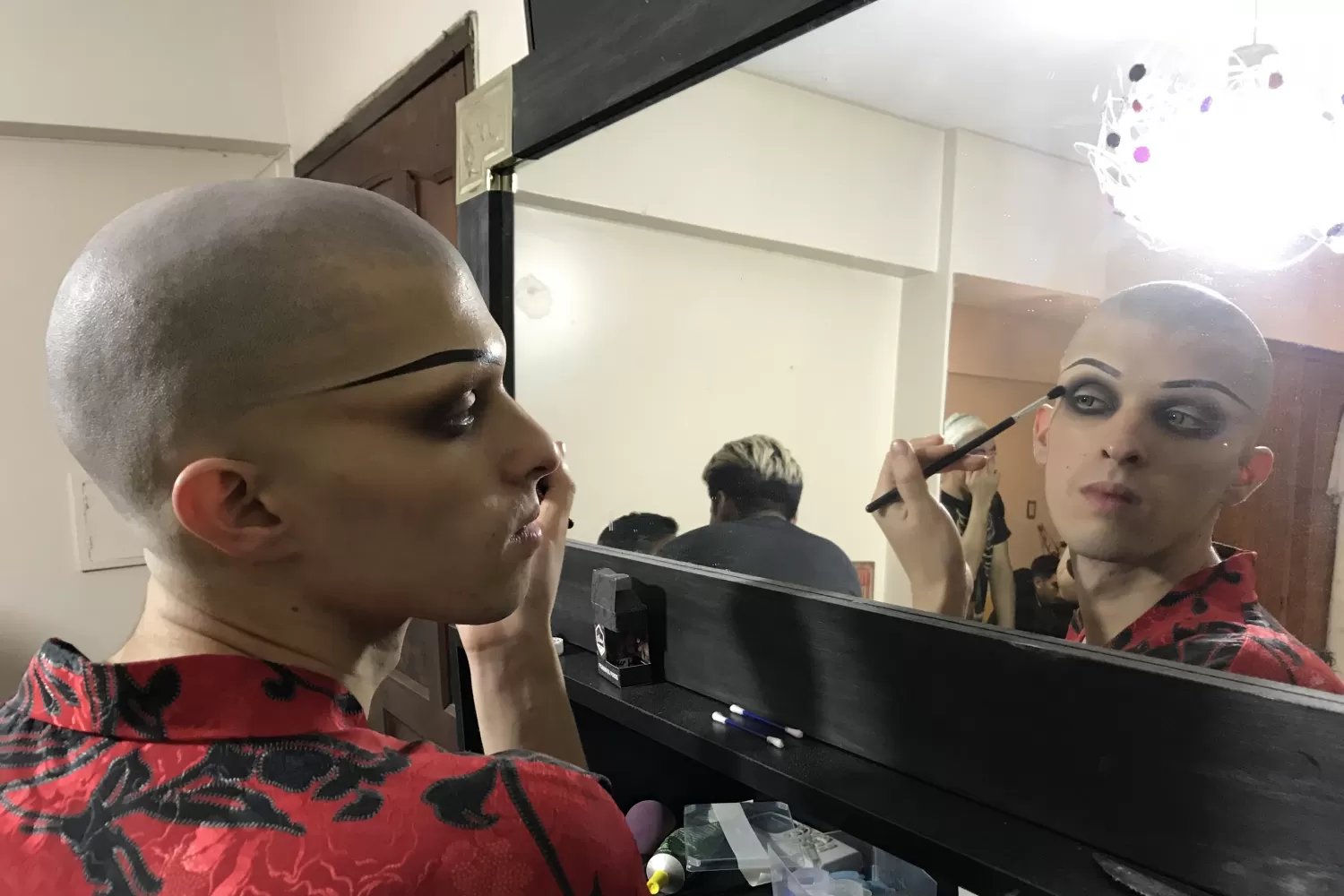 Micaela Groove, montándose en un departamento antes del show