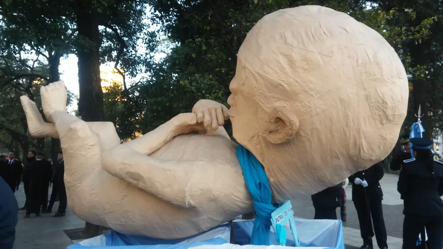 PRESENTE. Merceditas, frente a la catedral en Plaza Independencia. FOTO GENTILEZA DE ISAÍAS CISNERO VÍA TWITTER