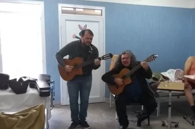 Lucho Hoyos y El Paisa Romano llevaron el festejo patrio al hospital Avellaneda