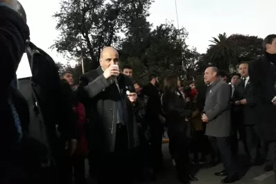 Durante el tradicional chocolate, Manzur y Jaldo lamentaron la muerte de De la Rúa