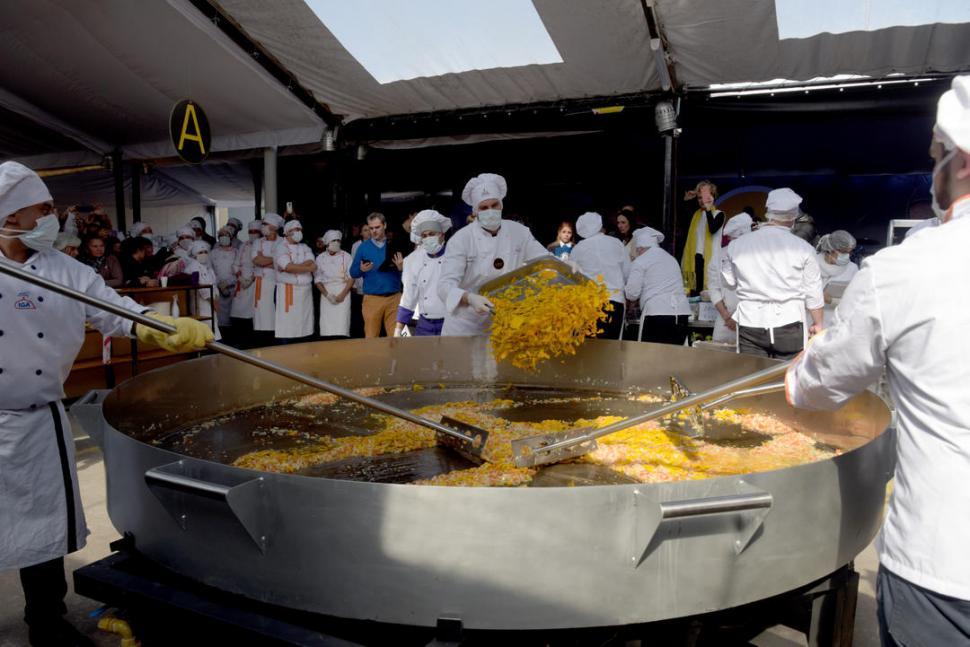 PRIMEROS PASOS. Los ingredientes empiezan a caer en la inmensa paila. la gaceta / foto de franco vera