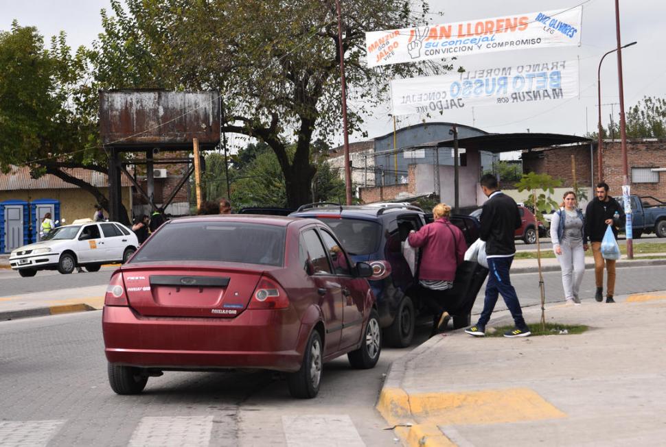 INCESANTE TRABAJO. Los autos rurales particulares fueron escasos ante la demanda en el sur tucumano. Usuarios se quejan porque elevaron la tarifa. LA GACETA / FOTOS DE OSVALDO RIPOLL