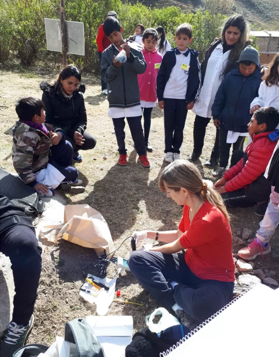 EMPODERAR A LA COMUNIDAD. Los alumnos de la escuela aprenden a tomar muestras de agua y analizarlas.  