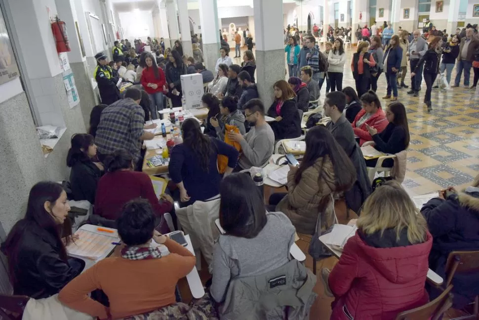 FISCALES DE MESA. Aspecto exterior de un cuarto oscuro del 9 de junio. LA GACETA / FOTO DE DIEGO ARÁOZ