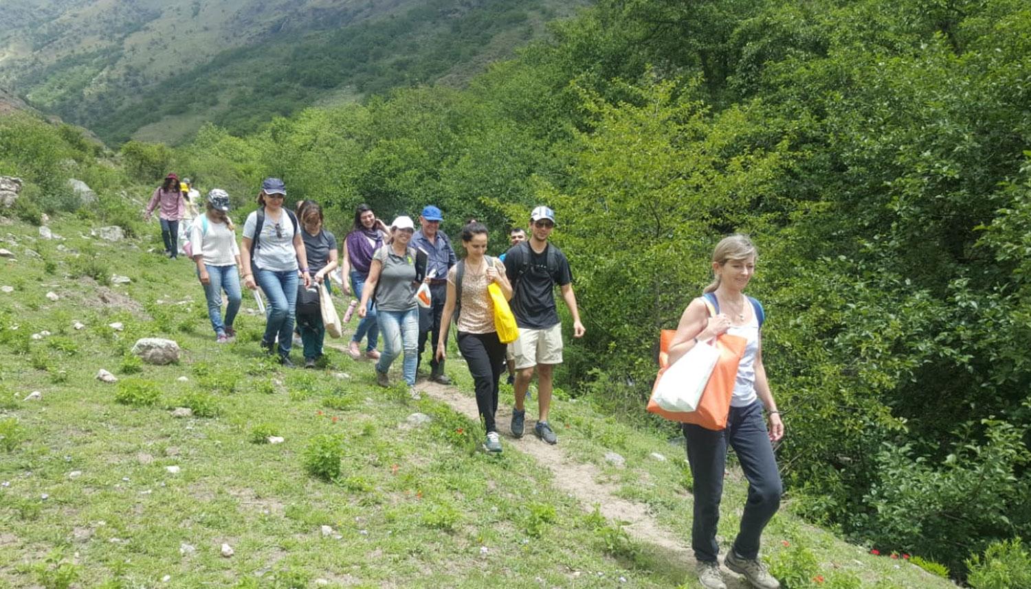 EQUIPO. Los estudiantes voluntarios se dirigen hacia el lugar de la toma de agua para hacer las mediciones.