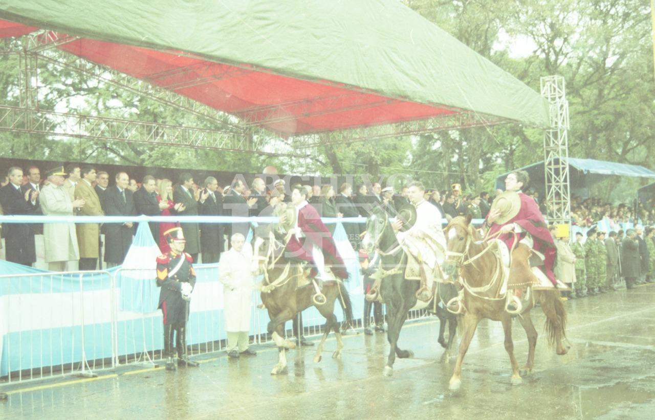 DESFILE. En el palco, junto al entonces gobernador Miranda el 9 de julio de 2000.