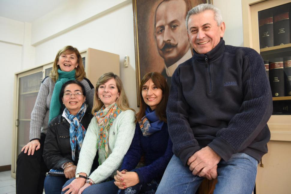 EQUIPO. Marcela, Cristina, Mónica, Patricia y el ingeniero Miguel Díaz.  