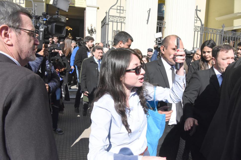 La foto del videoUna mujer filmó el mensaje que envió al gobernador Juan Manzur: “hace 200 años somos libres. Y, ¿sabe qué? Acá en Tucumán no podemos ser libres porque los compra con votos. ¡Ustedes compran los votos! ¡No somos libres!”. credito