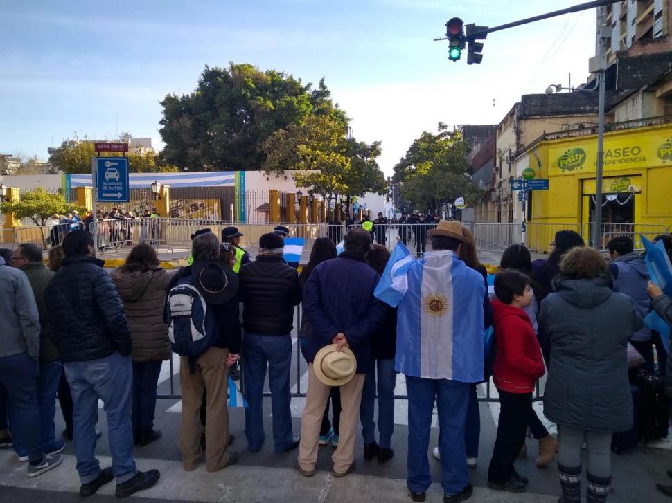 Para estar a tono con el festejoUna vendedora a pie ofrece escarapelas, banderas y todo tipo de símbolos patrios a los vecinos y los turistas que se acercaron a los festejos. Hubo decenas de feriantes en la zona de la plaza Independencia y de la Casa Histórica. 