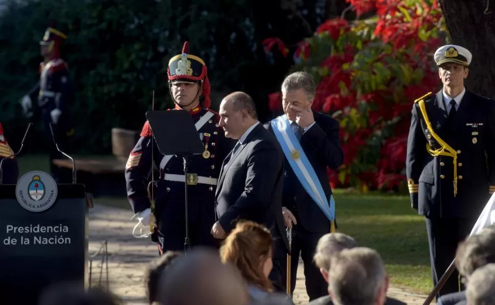 SECUENCIA. Macri se restriega el ojo, mientras pasa Manzur hacia el atril. Se trata de la toma posterior a la foto que ilustra nuestra portada de hoy. la gaceta / foto de franco vera