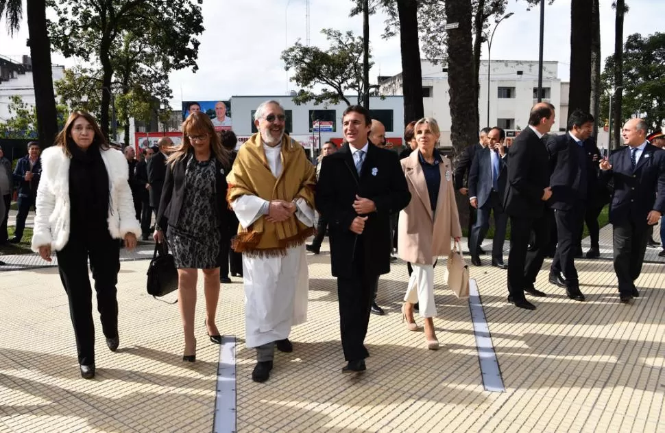 BUEN DIÁLOGO. Monseñor Rossi y Sánchez, en la plaza de Concepción. LA GACETA / FOTO DE OSVALDO RIPOLL