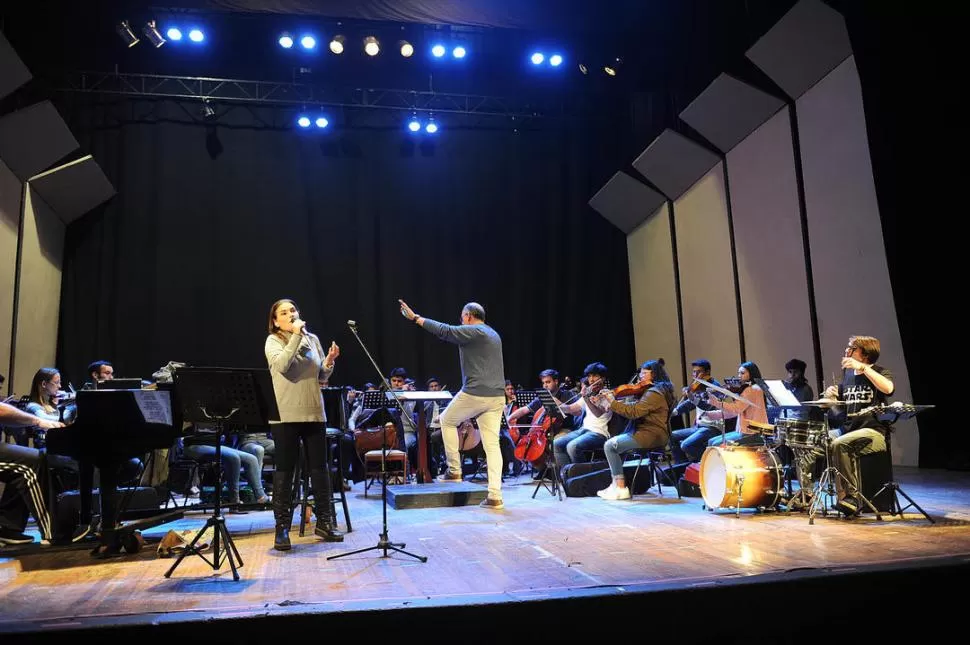 JUNTOS. Chiarello en voz, más piano y percusión, se asocia con la orquesta que dirige Gustavo Guersman. la gaceta / foto de héctor peralta