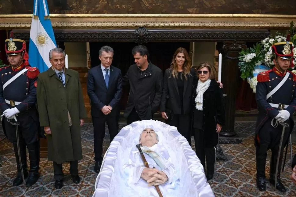 EL VELATORIO. El presidente Mauricio Macri, junto a Antonio de la Rúa, su esposa Juliana Awada e Inés Pertiné, viuda de Fernando de la Rúa. prensa senado