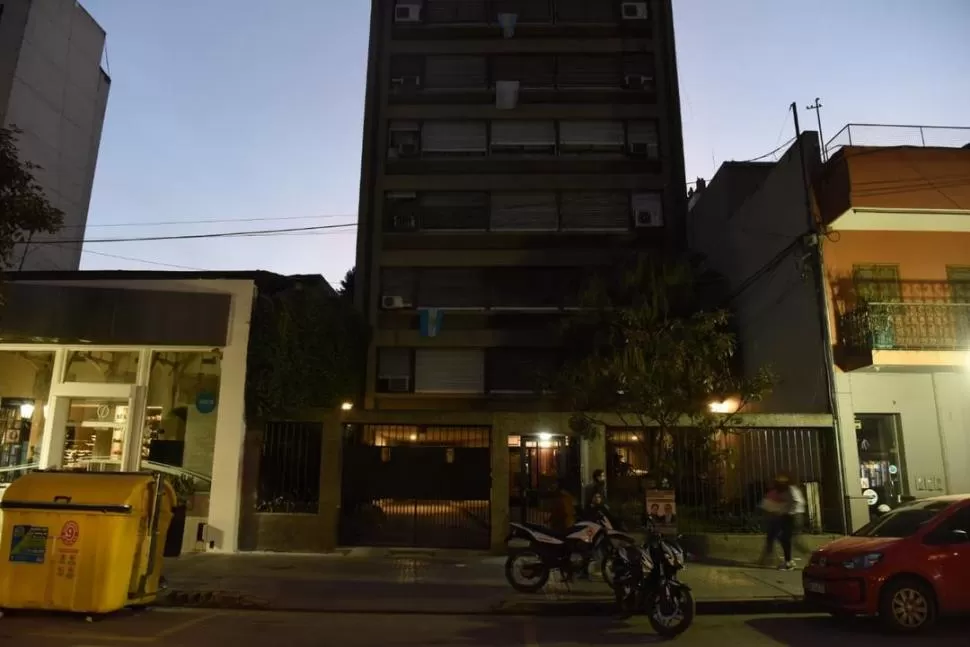 ATAQUE. Desconocidos ingresaron a un edificio de 25 de Mayo al 500. la gaceta / foto de diego aráoz