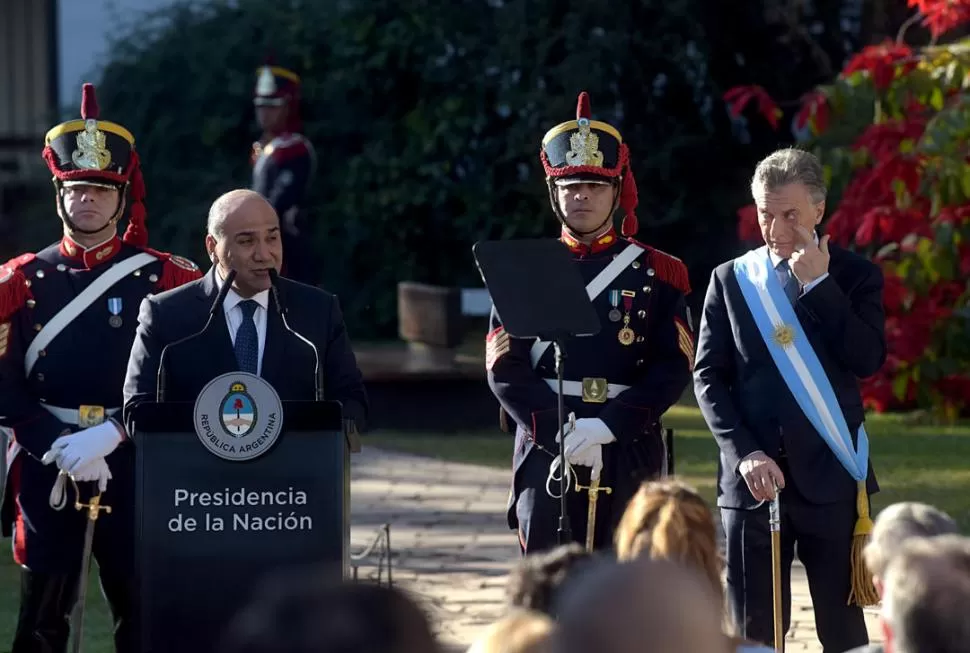 PARECE AMENAZA, PERO ES PICAZÓN. Aunque luce como un gesto de advertencia, Macri en realidad se frota porque algo le molesta en el ojo, mientras Manzur habla. la gaceta / foto de franco vera