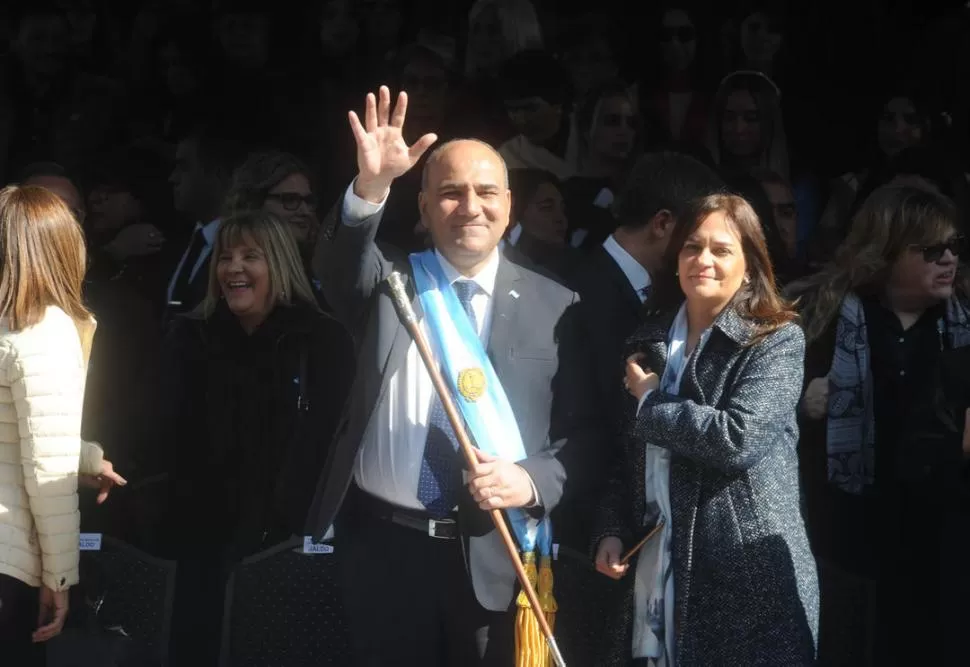 EN EL DESFILE. El jefe del Poder Ejecutivo saludó al público desde el palco oficial, ubicado sobre la avenida Soldati, frente al parque 9 de Julio. 