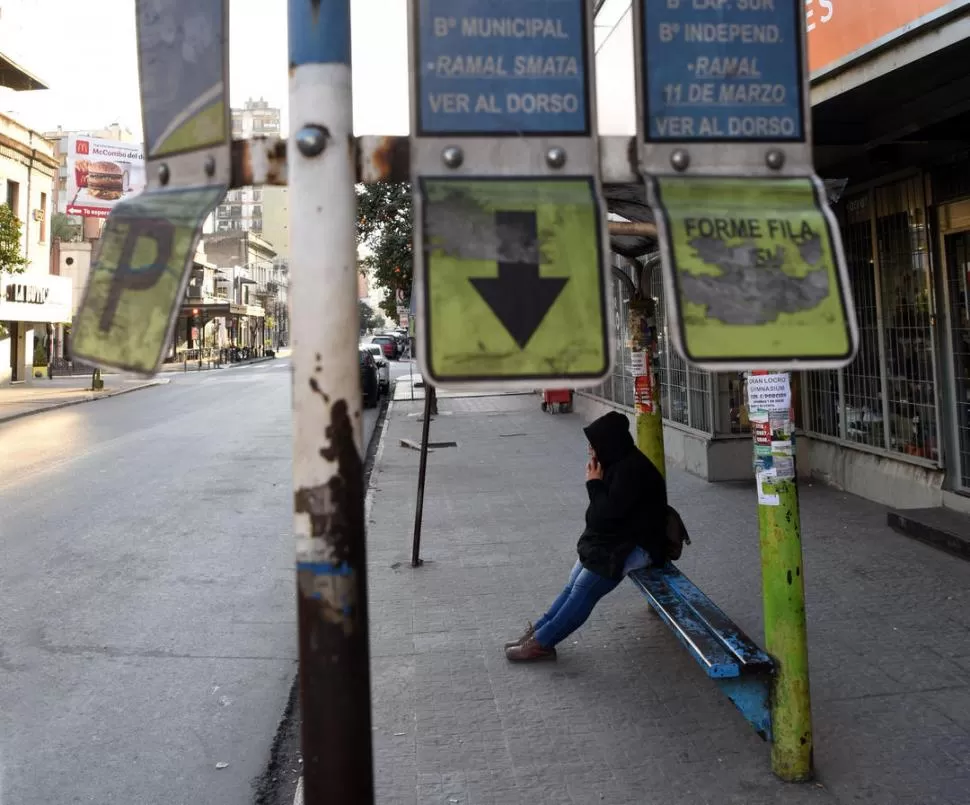 LA ESPERA INÚTIL. Desde el viernes a la medianoche no circulan los colectivos del transporte público de pasajeros; hoy continuará la medida de fuerza. la gaceta / foto de diego aráoz