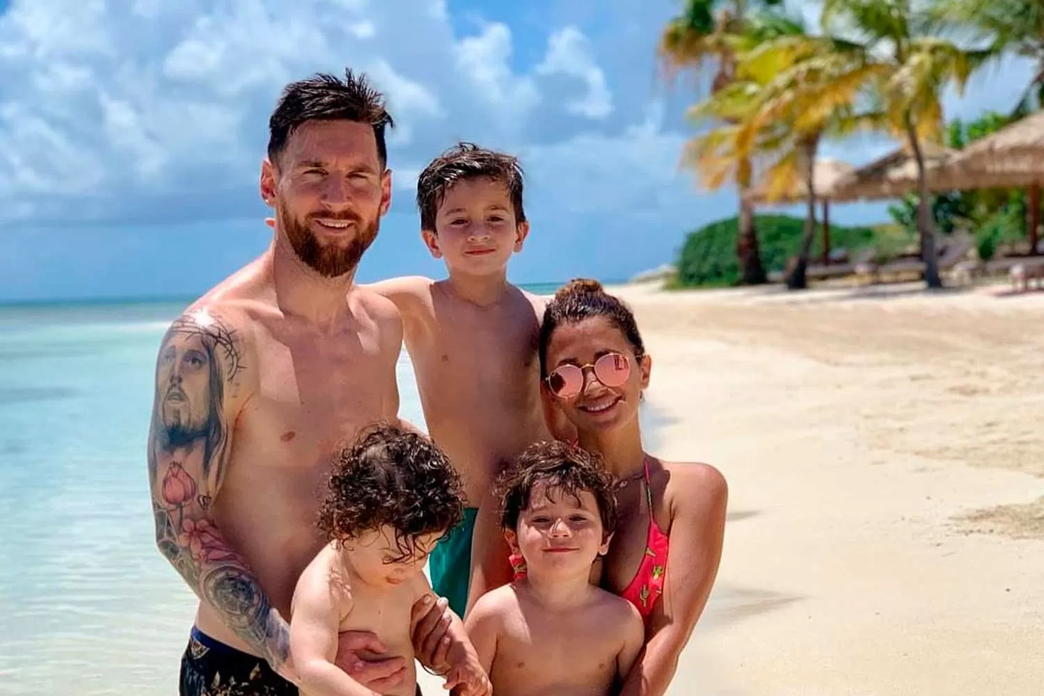 EN FAMILIA. Messi junto a su esposa e hijos, en el Caribe.