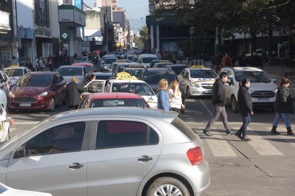 ATASCOS, BOCINAZOS Y DEMORASSin ómnibus, miles de tucumanos se vieron obligados a sacar sus vehículos particulares para poder llegar a sus trabajos. Esto provocó severos embotellamientos en horas pico, y trasladarse fue una verdadera odisea. la gaceta / fotos de franco vera