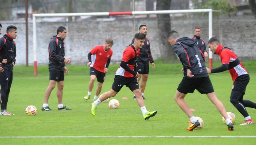 MANOS A LA OBRA. Mientras espera la definición sobre cómo se jugará el nuevo campeonato, el plantel “santo” trabaja con todo con la única idea de llegar 10 puntos a la primera fecha de la temporada. la gaceta / foto de hector peralta