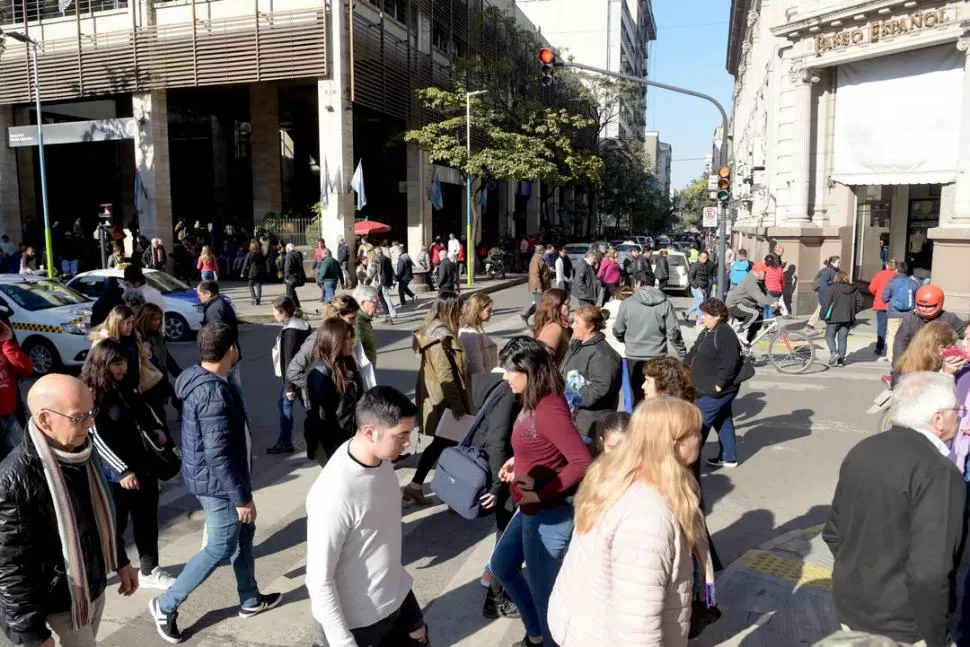 MAREA HUMANALuego de cuatro días sin actividades, una multitud se volcó ayer a las calles del microcentro. Ya sea por obligaciones laborales o por la necesidad de hacer trámites, las veredas estuvieron colmadas, especialmente en la mañana.  