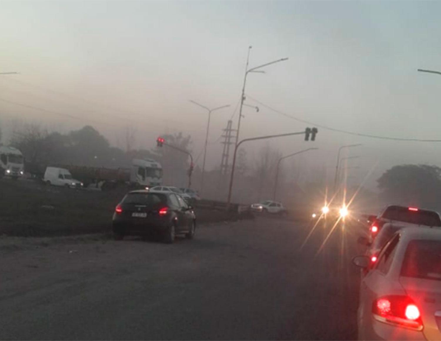 Circulan a contramano en la intersección de las rutas 9 y 306 para no parar en el semáforo