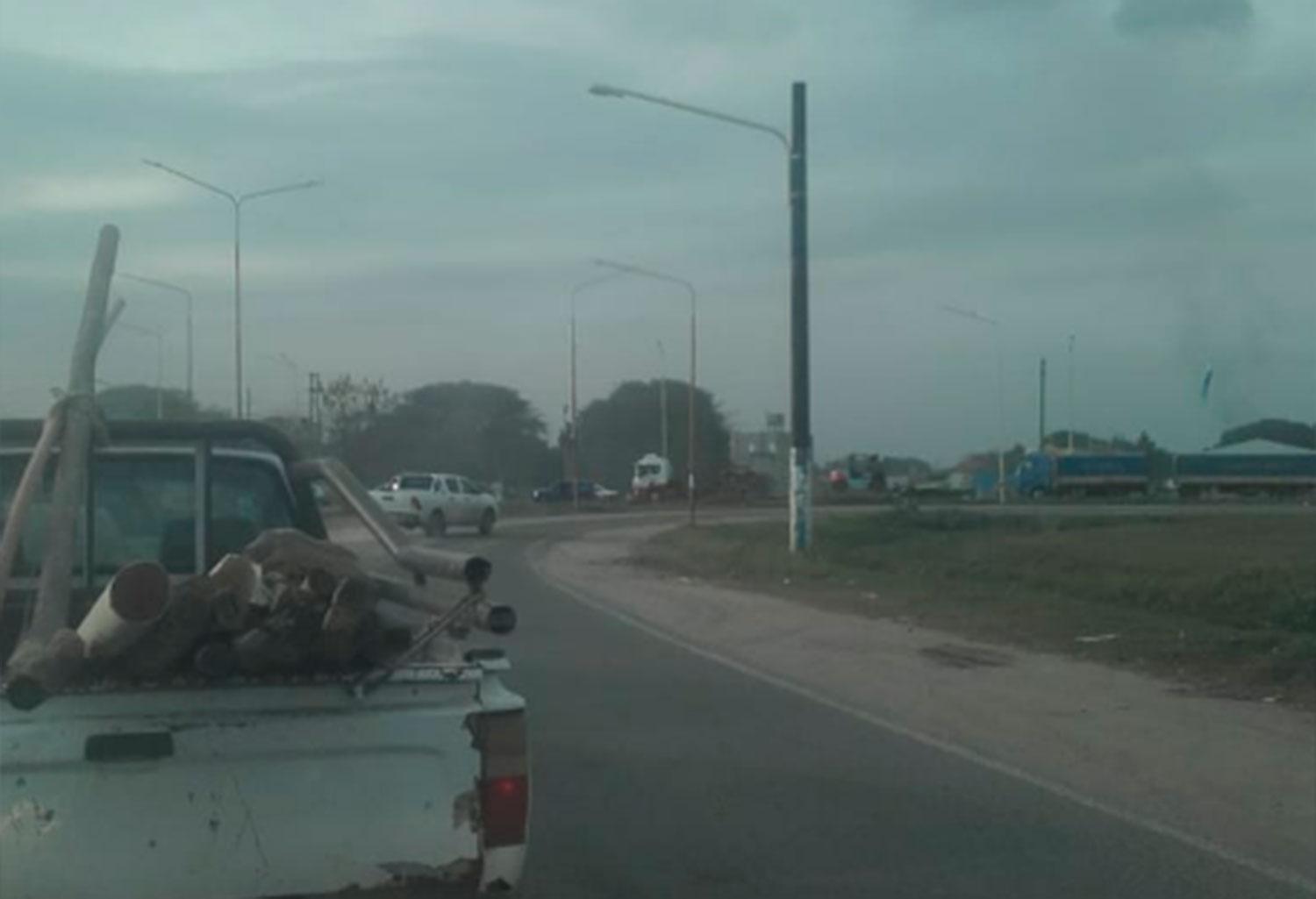 Circulan a contramano en la intersección de las rutas 9 y 306 para no parar en el semáforo