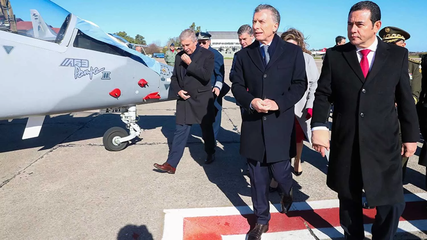 Macri y su par de Guatemala, Jimmy Morales, en el aeropuerto bonaerense El Palomar, durante el acto formal de venta de dos aviones Pampa III.