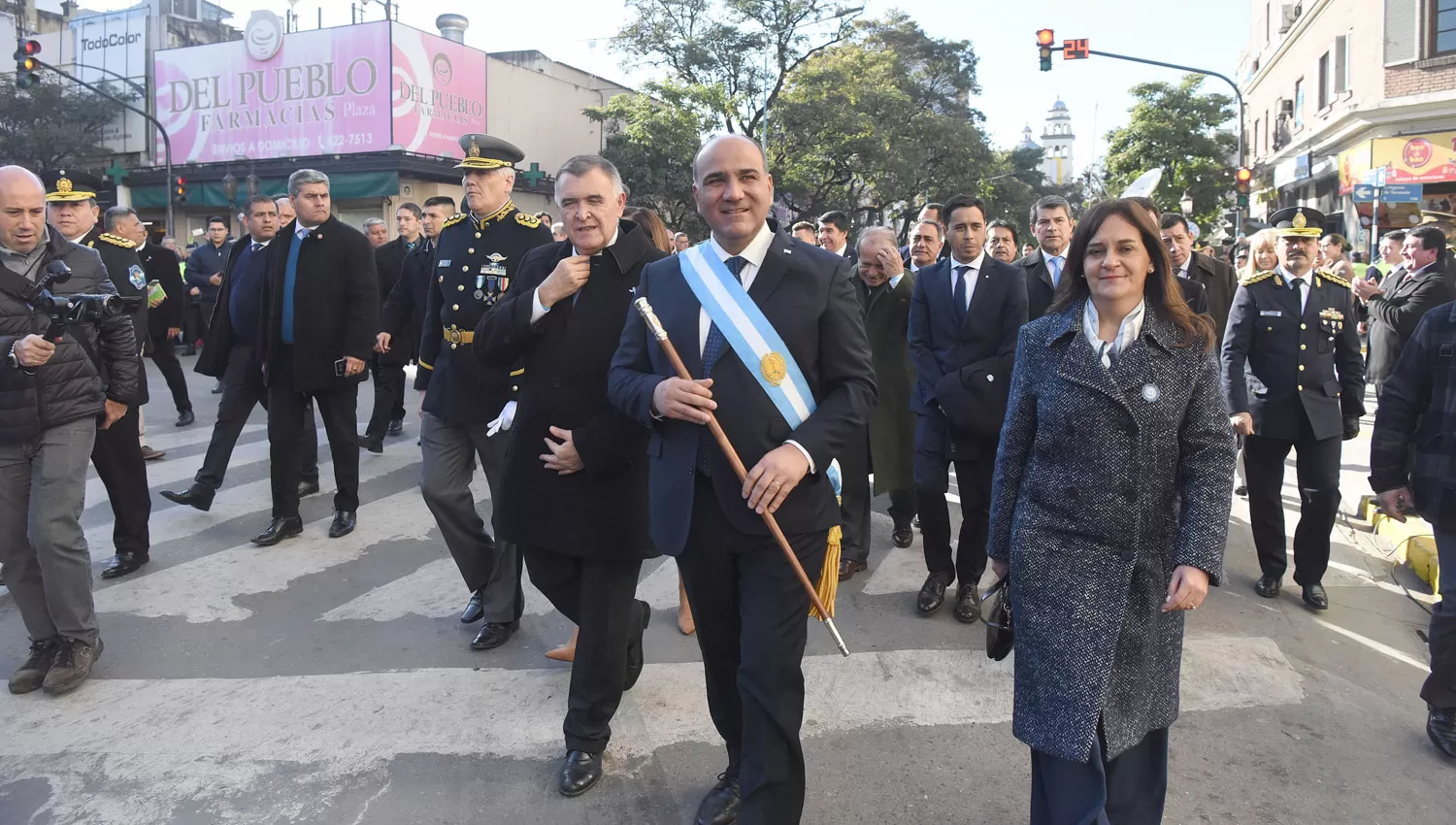 EL 9 DE JULIO. Juan Manzur camina por calle 24 de Septiembre, acompañado por Osvaldo Jaldo.