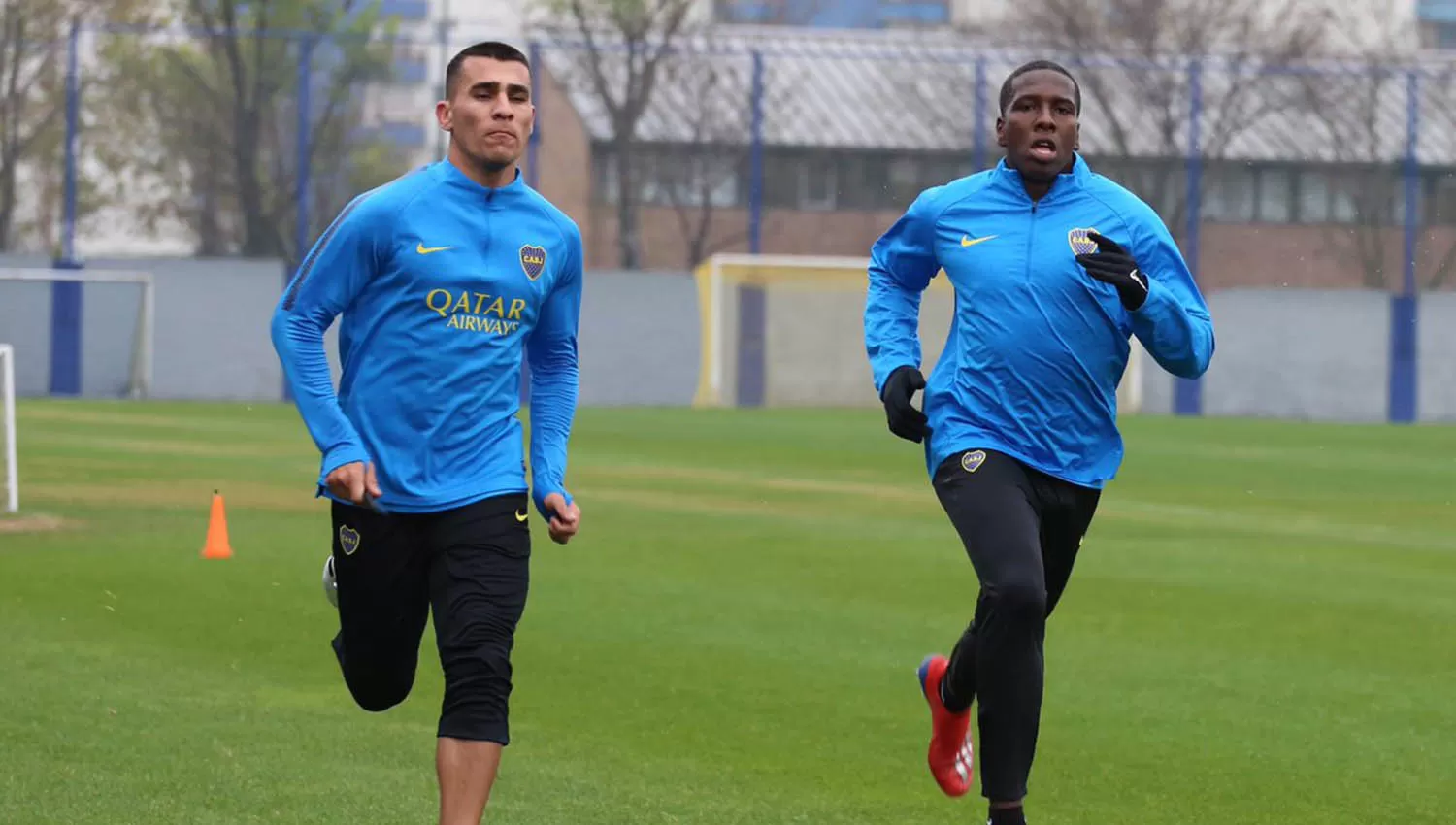 Hurtado y Junior Alonso. (FOTO TOMADA DE PRENSA CLUB ATLÉTICO BOCA JUNIORS)