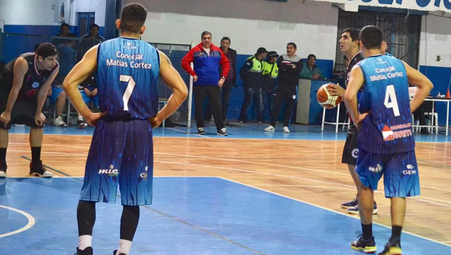 Matías Yane, del Azzurro, se apresta a lanzar un tiro libre. (FOTO TOMADA DE FACEBOOK CENTRAL CÓRDOBA BASKET)