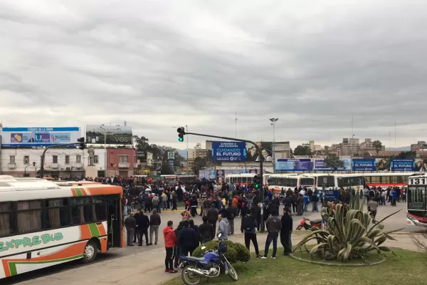 Colectiveros levantaron el corte en la zona de la Terminal, pero el paro continúa