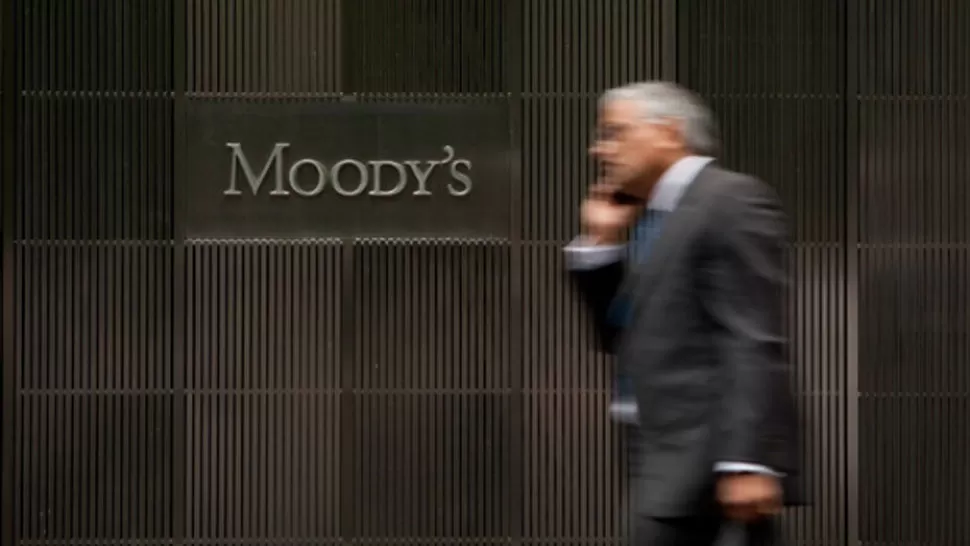 Moodys bajó la perspectiva crediticia de la Argentina a negativo por la incertidumbre política