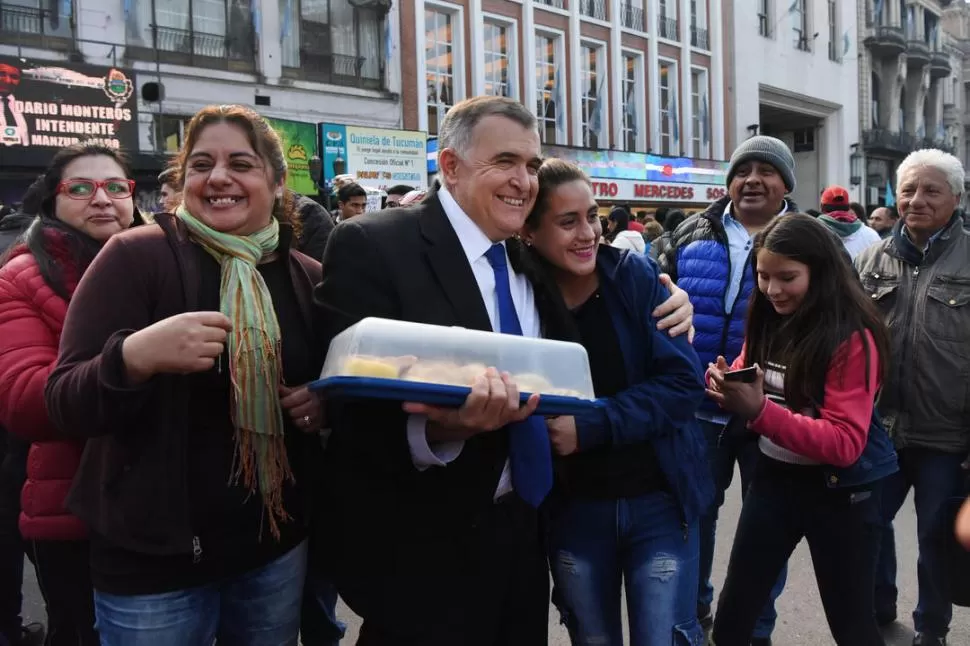 ALTO EN LA ACTIVIDAD. Jaldo se toma una foto con una vendedora de empanadas, al salir del teatro Mercedes Sosa, donde recibió su diploma. 