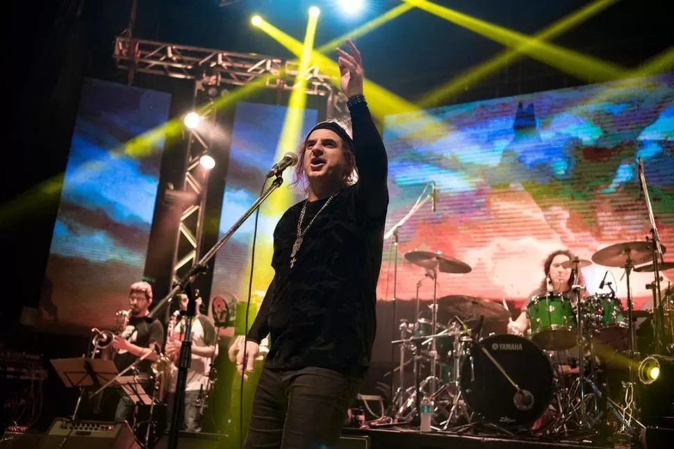 EQUIPO. La 25 fue construida entre amigos del mismo barrio, fanáticos del fútbol y de Los Rolling Stones. facebook la 25 oficial