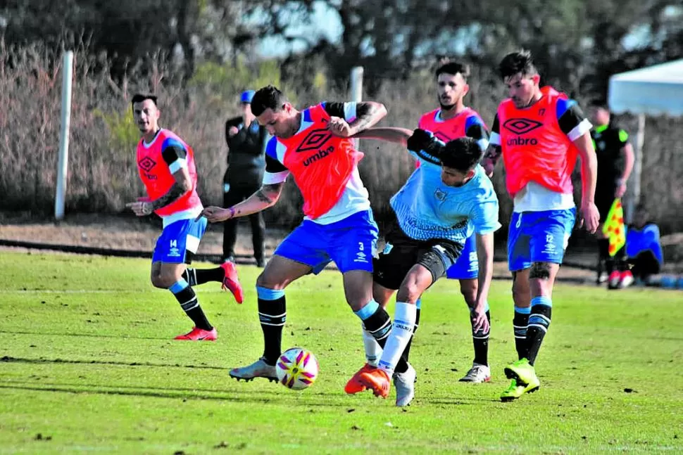 PARTIDO TRABADO. Bianchi intenta sacarse de encima a un atacante jujeño, ante las atentas miradas de Lotti y de Bravo. GENTILEZA FOTO DE JORGE CHOCOBAR