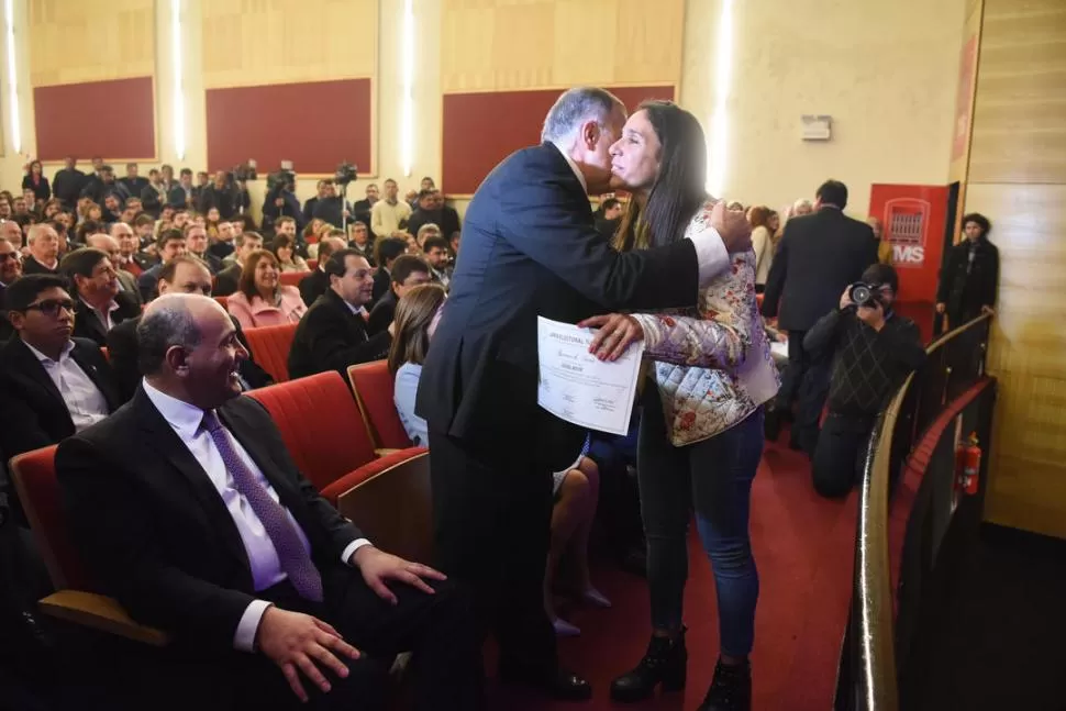 EL SALUDO A “SARITA”. Jaldo, ante la mirada de Manzur, felicita a la hija de Alperovich. 