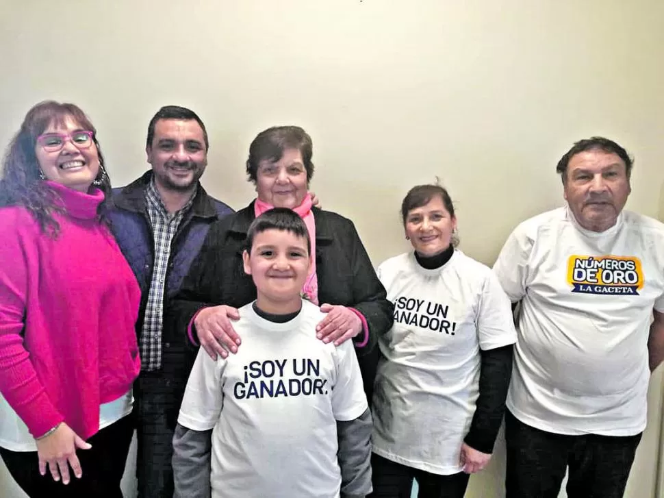 EN LA GACETA. Los tres ganadores junto a familiares cuando vinieron a retirar sus respectivos cheques.  