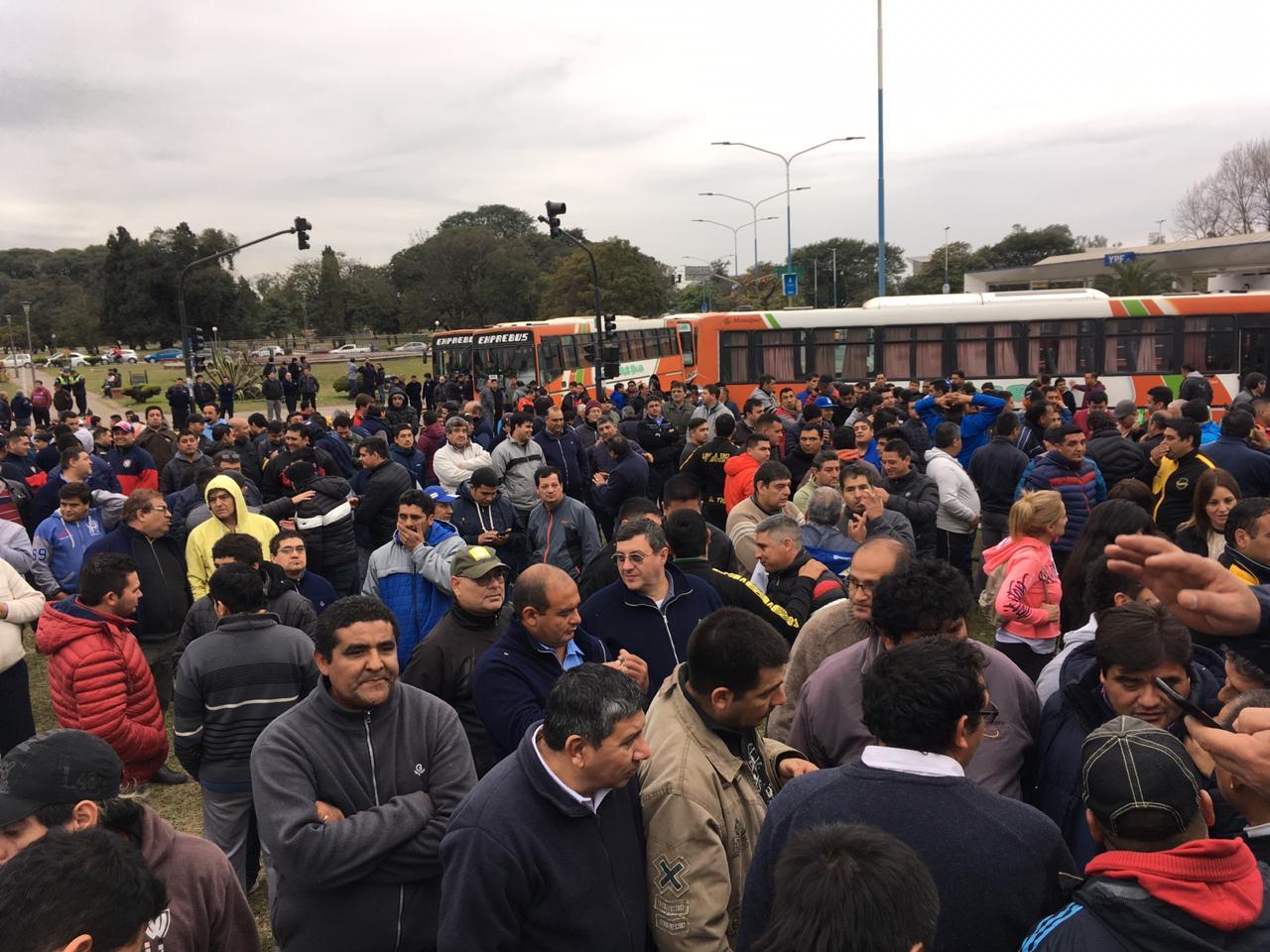 Colectiveros levantaron el corte en la zona de la Terminal, pero el paro continúa