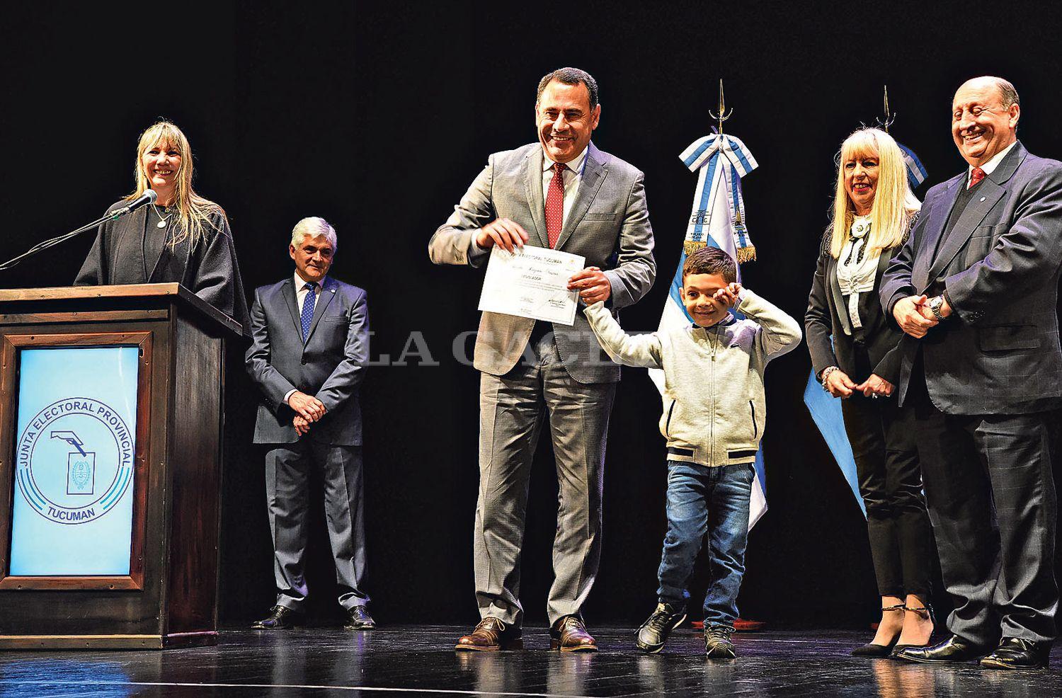 Así fue el detrás de escena de la entrega de diplomas a los electos