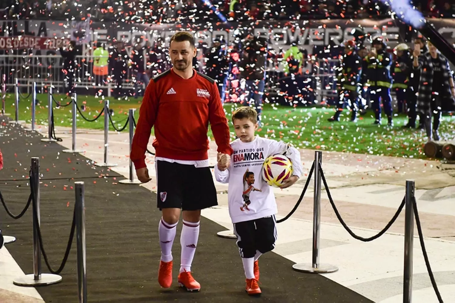 LA DESPEDIDA. Rodrigo Mora entrando al Monumental con su hijo.