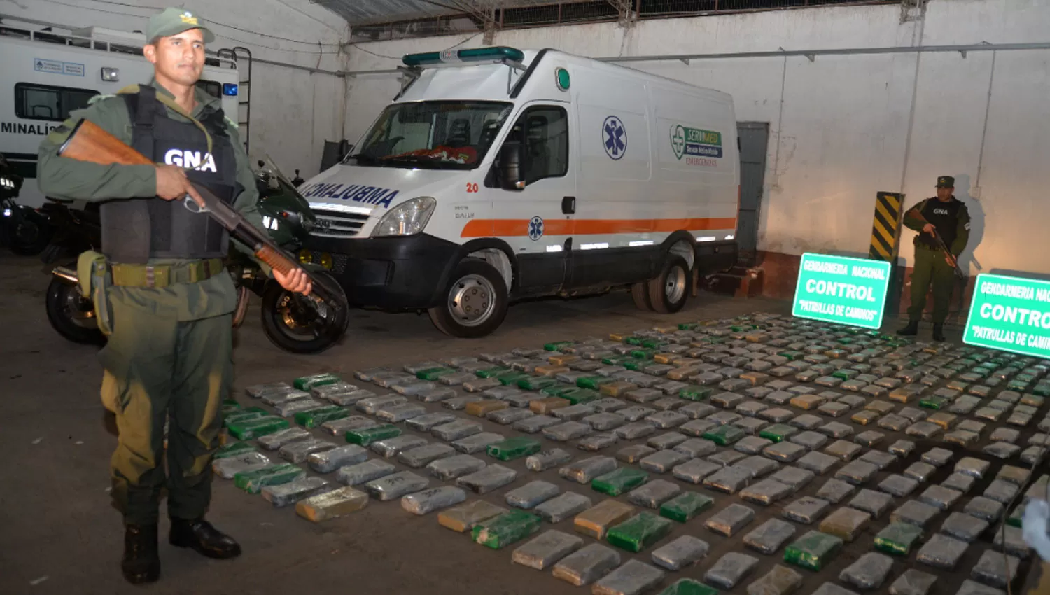 Traficaban droga en una ambulancia y los detuvieron