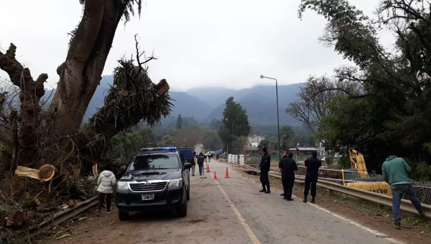 SIN PASO. La Policía cerró el camino. LA GACETA/FOTO DE ANALÍA JARAMILLO